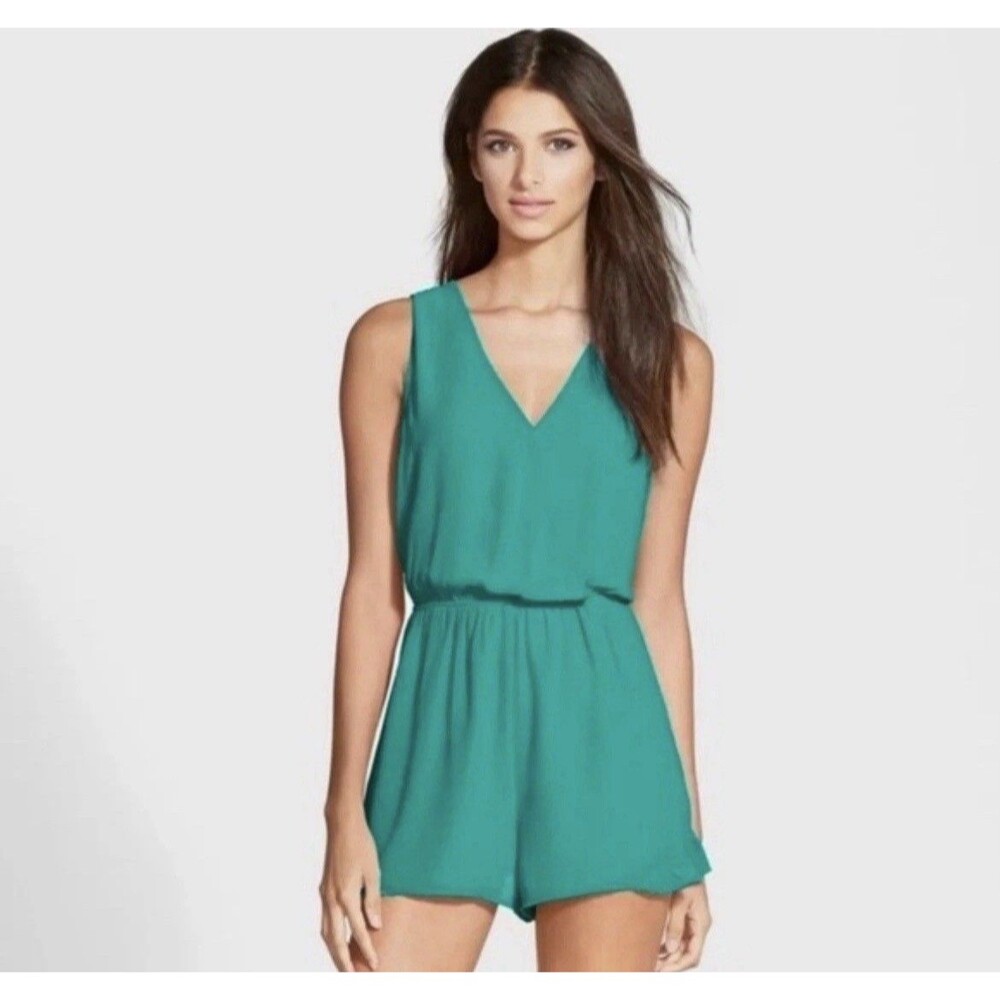 ASTR The Label Shorts Romper Womens Medium Green Ruffle Tie Back Summer Casual